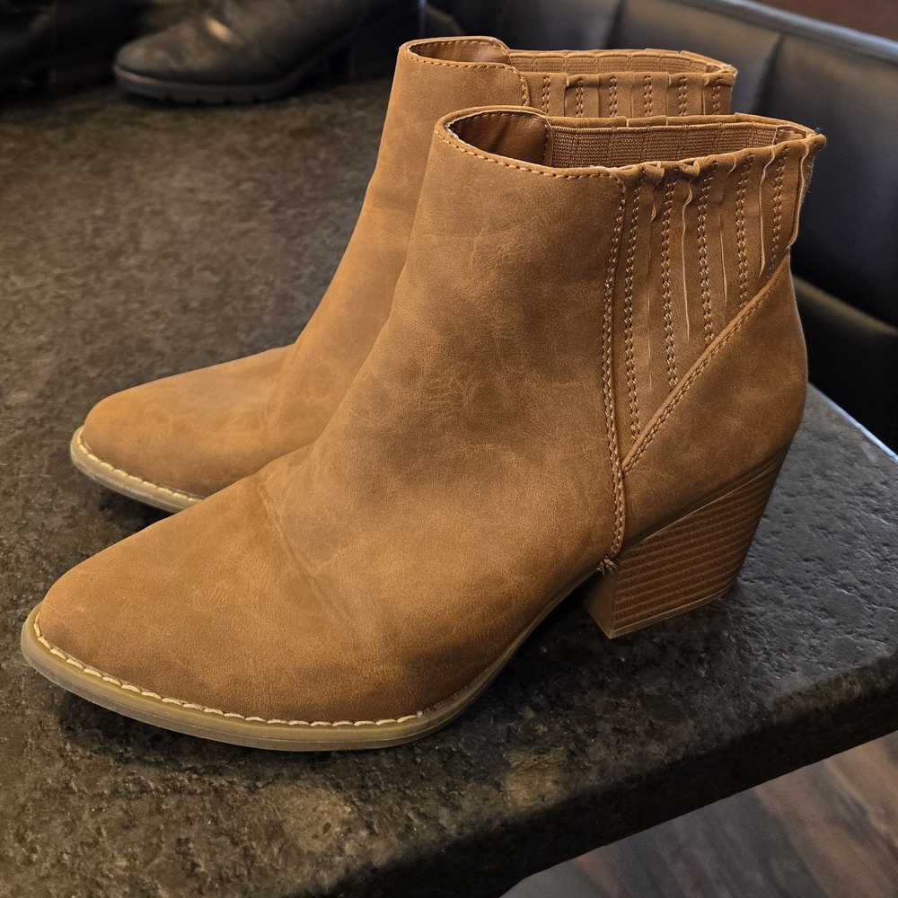 A.n.a Women’s Delco Cognac Block Heel Memory Foam Booties Size 7